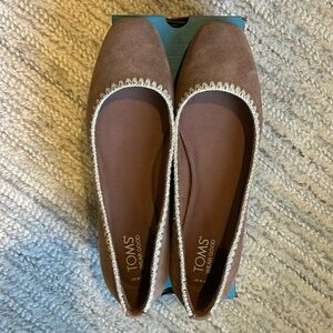 Tom’s brown sugar suede flats